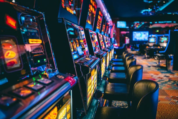 Live Sic Bo dealer rolling dice on mm77 casino Live Sic Bo dealer rolling dice on mm77 casino